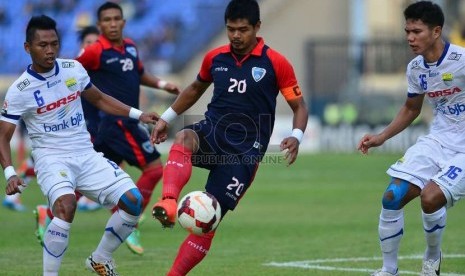 Striker Pelita Bandung Raya, Bambang Pamungkas, berusaha melewati pemain Persib Bandung dalam pertandingan Babak 8 Besar di Stadion Si Jalak Harupat Soreang, Bandung, Kamis (30/10).  (Republika/Yogi Ardhi)