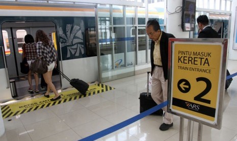 Penumpang kereta bandara bersiap naik ke gerbong menuju Bandara Kualanamu di Stasiun Kereta Api Besar, Medan, Sumut, Jumat (31/10). (Antara/Irsan Mulyadi)