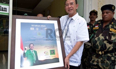  Mantan Ketua umum Partai Persatuan Pembangunan (PPP), Suryadharma Ali meninggalkan Kantor Pusat PPP di Jakarta, Ahad (2/11). (Republika/Agung Supriyanto)  