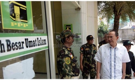  Mantan Ketua umum Partai Persatuan Pembangunan (PPP), Suryadharma Ali meninggalkan Kantor Pusat PPP di Jakarta, Ahad (2/11). (Republika/Agung Supriyanto)  