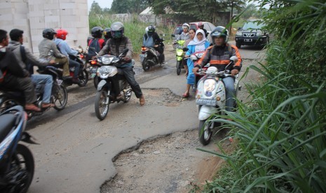  Jalan rusak dan berlubang di Jalan Raya Pengasinan Sawangan Depok, Ahad (2/11).  (foto: MgROL30 )