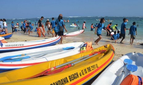 Wisatawan memadati Pantai Pandawa, Kab. Badung, Bali, Ahad (2/11). (Antara/Fikri Yusuf)