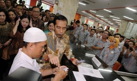  Presiden Joko Widodo memberi Kartu Indonesia Sehat (KIS), Kartu Indonesia Pintar (KIP) dan Kartu Keluarga Sejahtera (KKS) secara simbolis pada warga yang berhak di Kantor Pos Besar, Jakarta Pusat.