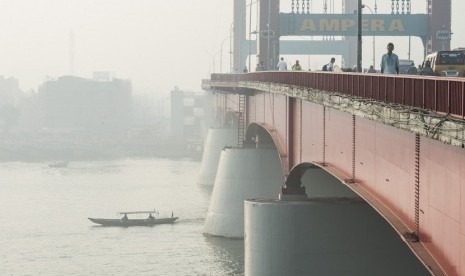 Suasana Jembatan Ampera terkena kabut asap, Palembang, Sumatera Selatan, Selasa (4/11).   (Antara/Rosa Panggabean)