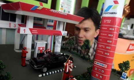  Pengunjung mengamati maket SPBU saat acara Innovation Expo Pertamina, Jakarta, Selasa (4/11).   (Republika/ Yasin Habibi)