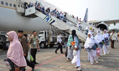 Jamaah haji menuruni pesawat Saudi Arabian Airlines saat tiba di bandara Halim Perdana Kusuma, Jakarta, Rabu (5/11). (Republika/Tahta Aidilla)