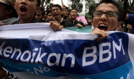 Sejumlah mahasiswa yang tergabung dalam Kesatuan Aksi Mahasiswa Muslim Indonesia (KAMMI) berunjuk rasa menolak rencana kenaikan BBM di halaman gedung DPRD Sumut, Medan, Rabu (5/11). (Antara/Irsan Mulyadi)