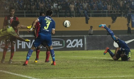   Pesepakbola Persib Bandung Ahmad Jufriyanto (kanan) berusaha memasukkan bola dengan pertahanan dari Penjaga Gawang Persipura Jayapura Dede Sulaiman (kiri) dalam final LSI 2014 di Stadion Gelora Sriwijaya Jakabaring, Palembang,Jumat (7/11).(Antara/Rosa Pa