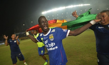   Pesepakbola Persib Bandung Makan Konate merayakan kemenangan usai mengalahkan Persipura Jayapura saat adu pinalti dalam final Liga Super Indonesia (LSI) 2014 di Stadion Gelora Sriwijaya Jakabaring, Palembang, Jumat (7/11).  (Antara/Rosa Panggabean)