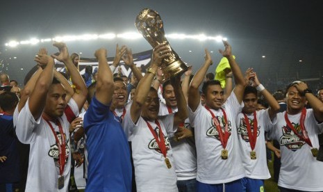  Pesepakbola Persib Bandung mengangkat piala LSI 2014 usai mengalahkan Persipura Jayapura dengan adu pinalti di Stadion Gelora Sriwijaya Jakabaring, Palembang, Sumatera Selatan, Jumat (7/11). (Antara/Rosa Panggabean)