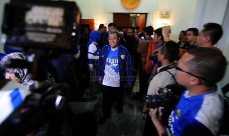 Gubernur Jawa Barat Ahmad Heryawan usai menemui para pemain Persib Bandung di Gedung Sate, Ahad (9/11) malam. (foto: Septianjar Muharam) 