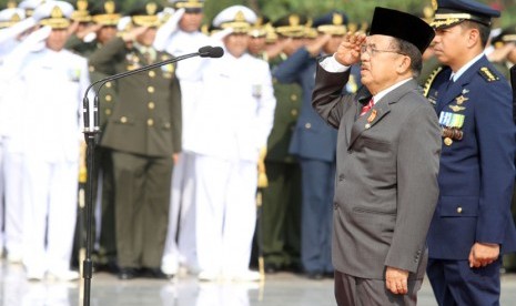 Wakil Presiden Jusuf Kalla memberi hormat saat Upacara Ziarah Nasional di Taman Makam Pahlawan Nasional, Kalibata, Jakarta, Senin (10/11). (Antara/M Agung Rajasa)