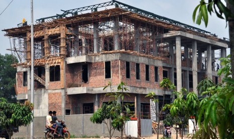  Pembangunan Gedung perwakilan DPD di Sumatera Selatan (Sumsel) yang dibangun di kawasan Jakabaring, Palembang kini tengah dalam penyelesaian dan direncanakan selesai pembangunannya Desember 2014. (Republika/Maspril Aries)