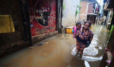   Aktifitas warga saat banjir yang menggenangi Kawasan Kampung Pulo Gang 5, Jakarta Timur, Selasa (11/11). (Republika/Raisan Al Farisi)