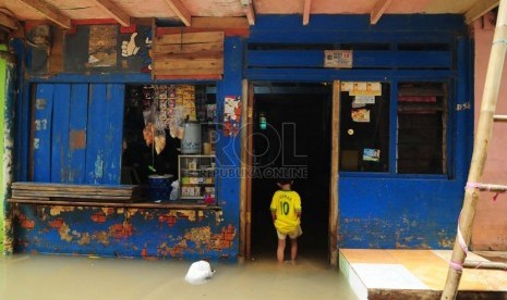    Sebuah rumah terendam banjir di Kawasan Kampung Pulo gang 5, Jakarta Timur, Selasa (11/11). (Republika/Raisan Al Farisi)