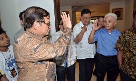  Politikus PDIP Pramono Anung (kiri) bersama Ketua Umum PAN Hatta Rajasa (kanan) usai melakukan pertemuan tertutup di kediaman Hatta Rajasa, Jakarta, Rabu (12/11).  (Republika/Agung Supriyanto)