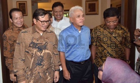  Politikus PDIP Pramono Anung bersama Ketua Umum PAN Hatta Rajasa usai melakukan pertemuan tertutup di kediaman Hatta Rajasa, Jakarta, Rabu (12/11).  (Republika/Agung Supriyanto)