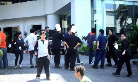 Sejumlah karyawan hotel berhamburan keluar gedung setelah terjadi gempa di Manado, Sulawesi Utara, Sabtu (15/11). 