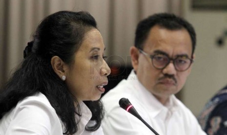  Menteri BUMN Rini M Soemarno (kiri) dan Menteri ESDM Sudirman Said (kanan) saat konferensi pers tentang pembentukan Tim Reformasi Tata Kelola Migas, Jakarta, Ahad (16/11).   (Republika/ Yasin Habibi)