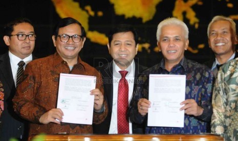   Hatta Rajasa dan Pramono Anung menandatangani kesepakatan damai antara Koalisi Merah Putih (KMP) dan Koalisi Indonesia Hebat (KIH) di  Kompleks Parlemen, Senayan, Jakarta, Senin (17/11). (Republika/Agung Supriyanto)