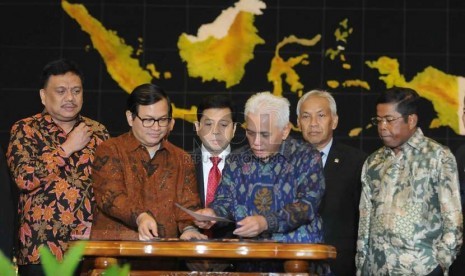   Hatta Rajasa dan Pramono Anung menandatangani kesepakatan damai antara Koalisi Merah Putih (KMP) dan Koalisi Indonesia Hebat (KIH) di  Kompleks Parlemen, Senayan, Jakarta, Senin (17/11). (Republika/Agung Supriyanto)