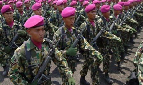    Sejumlah prajurit Korps Marinir TNI AL melakukan defile disela-sela upacara peringatan HUT Ke-69 Korps Marinir di lapangan tembak Bhumi Marinir Karangpilang, Surabaya, Jatim, Senin (17/11). (Antara/M Risyal Hidayat)