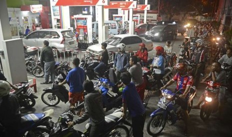 Pengguna kendaraan bermotor antre untuk membeli premium di salah satu SPBU  (ilustrasi)