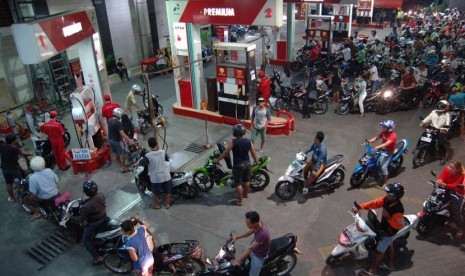 Pengguna kendaraan bermotor mengantre untuk membeli BBM bersubsidi di salah satu SPBU Surabaya, Jatim, Senin (17/11) malam. (Antara/M Risyal Hidayat)