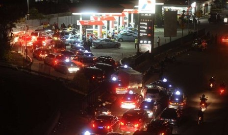 Lebaran holidaymakers were lining up to purchase fuel at one of the gas station. (Illustration)