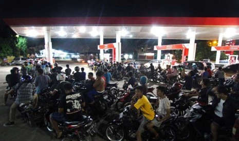 Pengguna kendaraan bermotor mengantre untuk mengisi BBM bersubsidi di SPBU Ring Road Medan, Sumut, Senin (17/11) malam.  (Antara/Septianda Perdana)