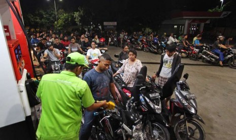 Pengguna kendaraan bermotor mengantre untuk mengisi BBM bersubsidi di SPBU Ring Road Medan, Sumut, Senin (17/11) malam.  (Antara/Septianda Perdana)