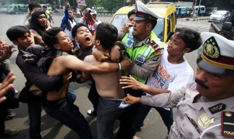  Polisi mengamankan mahasiswa yang melakukan unjuk rasa (Ilustrasi)