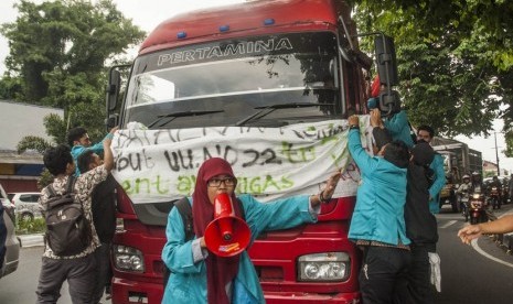  Mahasiswa menyandera truk pengangkut BBM di jalan simpang tiga Kartasura, Sukoharjo, Jateng, Selasa (18/11).   (Antara/Andika Betha)