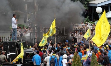  Massa dari Pergerakan Mahasiswa Islam Indonesia (PMII) melakukan aksi unjuk rasa menolak kenaikan BBM dengan membakar ban bekas di depan kantor ESDM, Jakarta, Selasa (18/11).   (Republika/ Yasin Habibi)