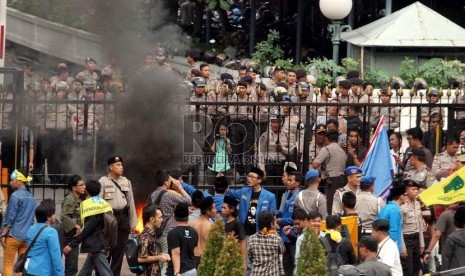  Massa dari Pergerakan Mahasiswa Islam Indonesia (PMII) melakukan aksi unjuk rasa menolak kenaikan BBM dengan membakar ban bekas di depan kantor ESDM, Jakarta, Selasa (18/11).   (Republika/ Yasin Habibi)