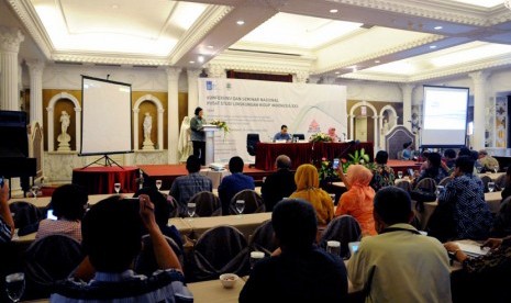  Menteri Lingkungan Hidup dan Kehutanan Siti Nurbaya saat menghadiri Konferensi dan Seminar Nasional Badan Kerjasama Pusat Studi Lingkungan (BKPSL) se-Indonesia di Surabaya, Kamis (20/11). 