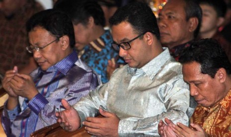  Menteri Pendidikan dan Kebudayaan Anies Baswedan tengah berdoa pada malam anugerah KIHAJAR 2014 di Plaza Insan Berprestasi, Kemdikbud, Jakarta, Kamis (20/11).  (foto : MgROL28)