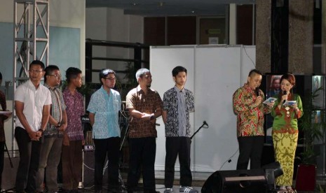  Para pemenang penghargaan dalam acara malam anugerah KIHAJAR 2014 di Plaza Insan Berprestasi, Kemdikbud, Jakarta, Kamis (20/11).  (foto : MgROL28)