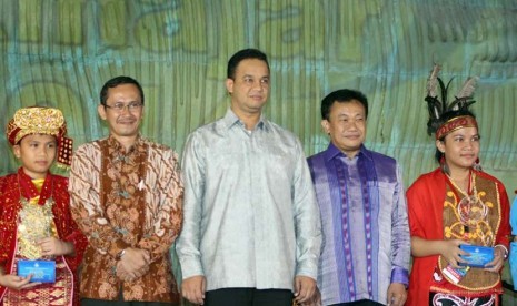 Menteri Pendidikan dan Kebudayaan Anies Baswedan (Tengah) berfoto bersama dengan para pemenang  penghargaan KIHAJAR 2014 di Plaza Insan Berprestasi, Kemdikbud, Jakarta, Kamis (20/11).  (foto : MgROL28)