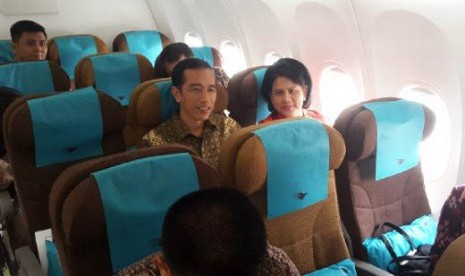  Presiden Jokowi dan Ibu Negara Iriana terbang ke Singapura dengan menggunakan pesawat komersial kelas ekonomi.