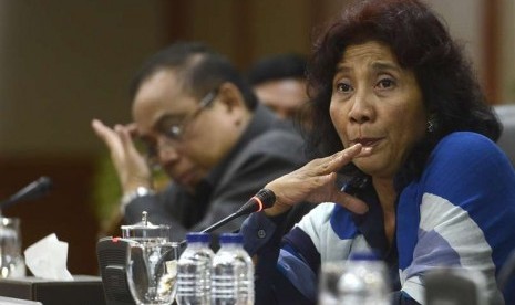  Menteri Kelautan dan Perikanan Susi Pudjiastuti (kanan).