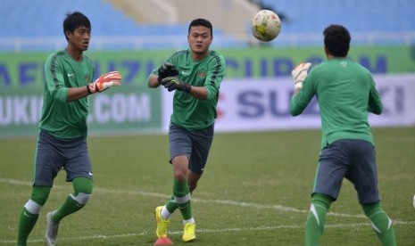 Pejaga gawang timnas Indonesia Kurnia Meiga (kiri), Dwi Agus Prasetio (tengah) dan I Made Wirawan (kanan) berlatih di Stadion My Dinh, Hanoi, Jumat (21/11).    (Antara/Prasetyo Utomo)