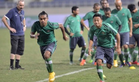  Pesepak bola timnas Indonesia Zulhan Malik Zamrun (kiri) beradu lari dengan Samsul Arif Munip (kanan) saat latihan di Stadion My Dinh, Hanoi, Jumat (21/11).    (Antara/Prasetyo Utomo)