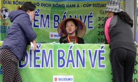  Penjual tiket Piala AFF 2014 menunggu pembeli di depan Stadion My Dinh, Hanoi, Jumat (21/11).   (Antara/Prasetyo Utomo)