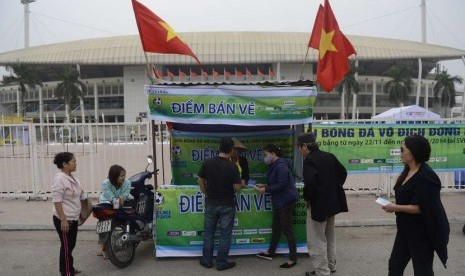   Warga membeli tiket Piala AFF 2014 di depan Stadion My Dinh, Hanoi, Jumat (21/11).     (Antara/Prasetyo Utomo)