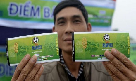 Seorang pria menunjukkan tiket Piala AFF 2014 seusai membeli di loket penjualan di depan Stadion My Dinh, Hanoi, Jumat (21/11).     (Antara/Prasetyo Utomo)