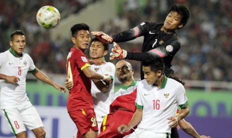 Penjaga gawang timnas Indonesia Kurnia Mega berusaha menepis bola pada pertandingan penyisihan Piala AFF 2014 Grup A di Stadion My Dinh, Hanoi, Sabtu (22/11).   (EPA/Luong Thai Linh)