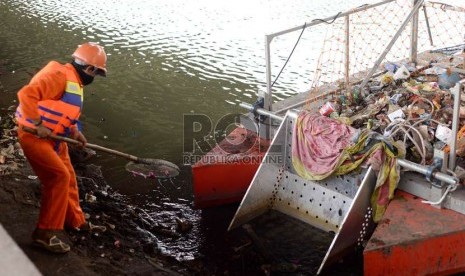   Petugas kebersihan memungut sampah plastik di Sungai Ancol, Jakarta Utara, Ahad (23/11). (Republika/ Wihdan)