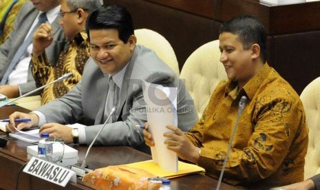  Ketua Komisi Pemilihan Umum (KPU), Husni Kamil Manik (kiri) (Republika/Agung Supriyanto)