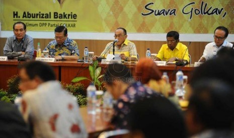 Ketua Umum Partai Golkar Aburizal Bakrie (tengah) didampingi pengurus partai saat digelar Rapat Pleno DPP Partai Golkar Jakarta, Senin (24/11). 